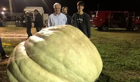 Американец получил приз за самую большую тыкву в истории США. Она весит больше тонны!